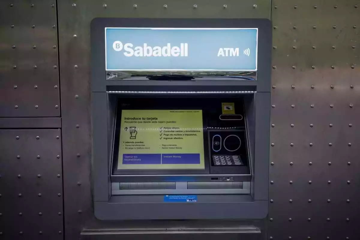 Primer pla del caixer exterior del banc Sabadell