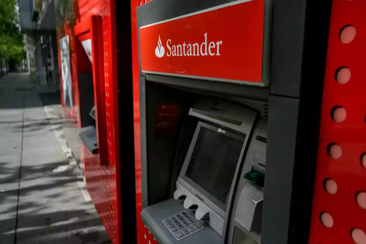 Imatge de l'exterior d'un caixer de Banco Santander al carrer