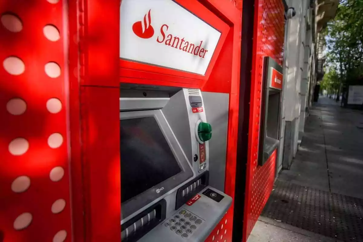 Primer plà d'un caixer automàtic exterior del banc Santander