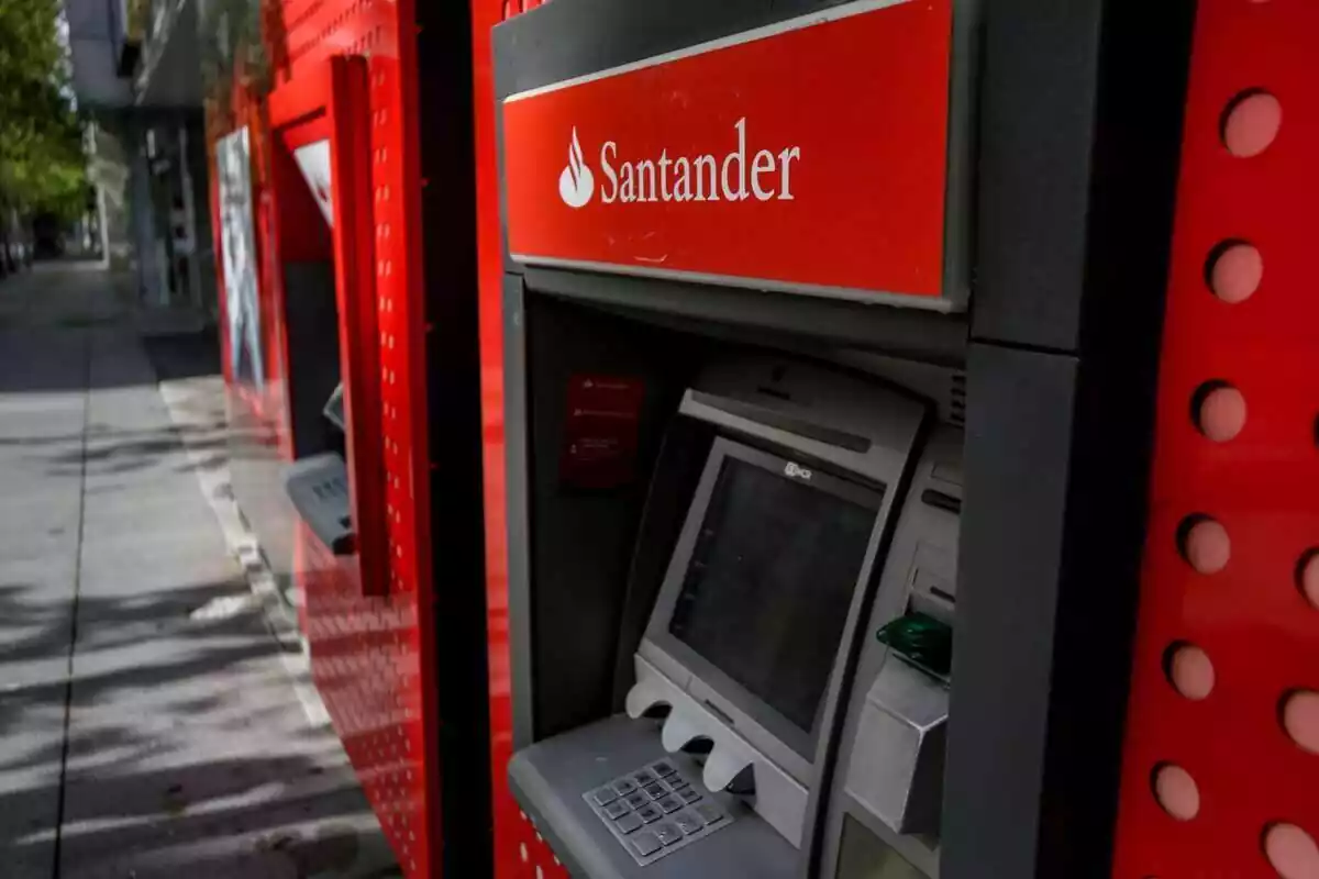 Dos caixers exteriors del Banc Santander