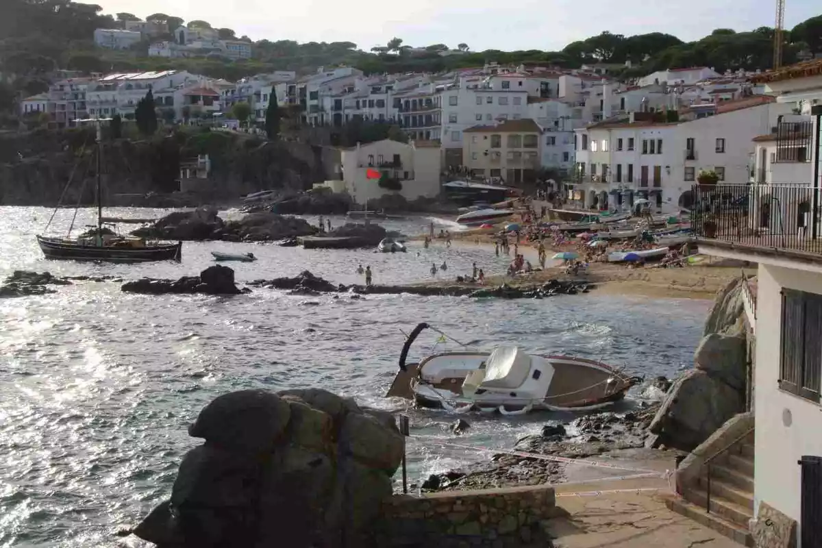 Imatge de Calella de Palafrugell, que ha tancat una cala pel vessament de gasoil d'una barca que s'ha estavellat a les roques