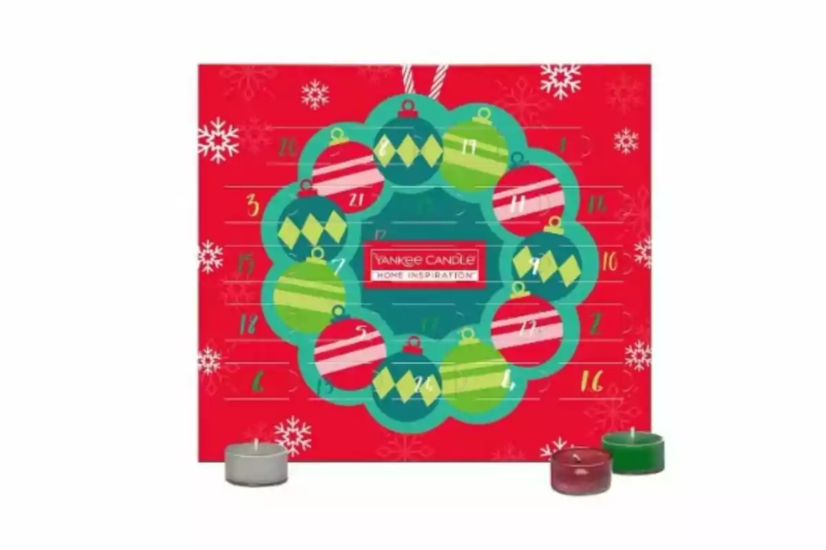 Calendario de adviento de Yankee Candle con diseño navideño en rojo y verde y velas pequeñas al frente.