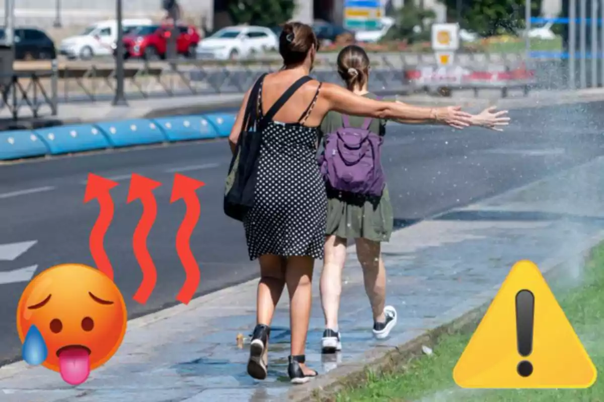 Dues persones caminant per la vorera mentre un aspersor d'aigua les mulla en un dia calorós, amb emojis que representen calor i precaució.