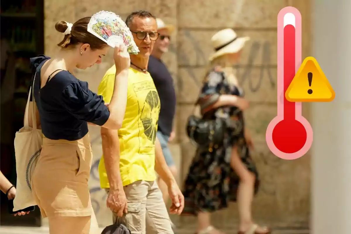Persones caminant pel carrer en un dia calorós, una dona es ventila mentre un home amb samarreta groga passa al seu costat, al fons hi ha un termòmetre vermell amb un senyal d'advertència.