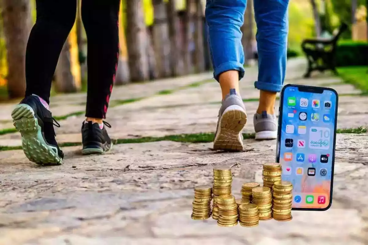 Imatge de fons de dues persones a qui només se'ls veuen les cames, caminant per un camí, a més, una imatge d'un mòbil i una altra de diverses monedes