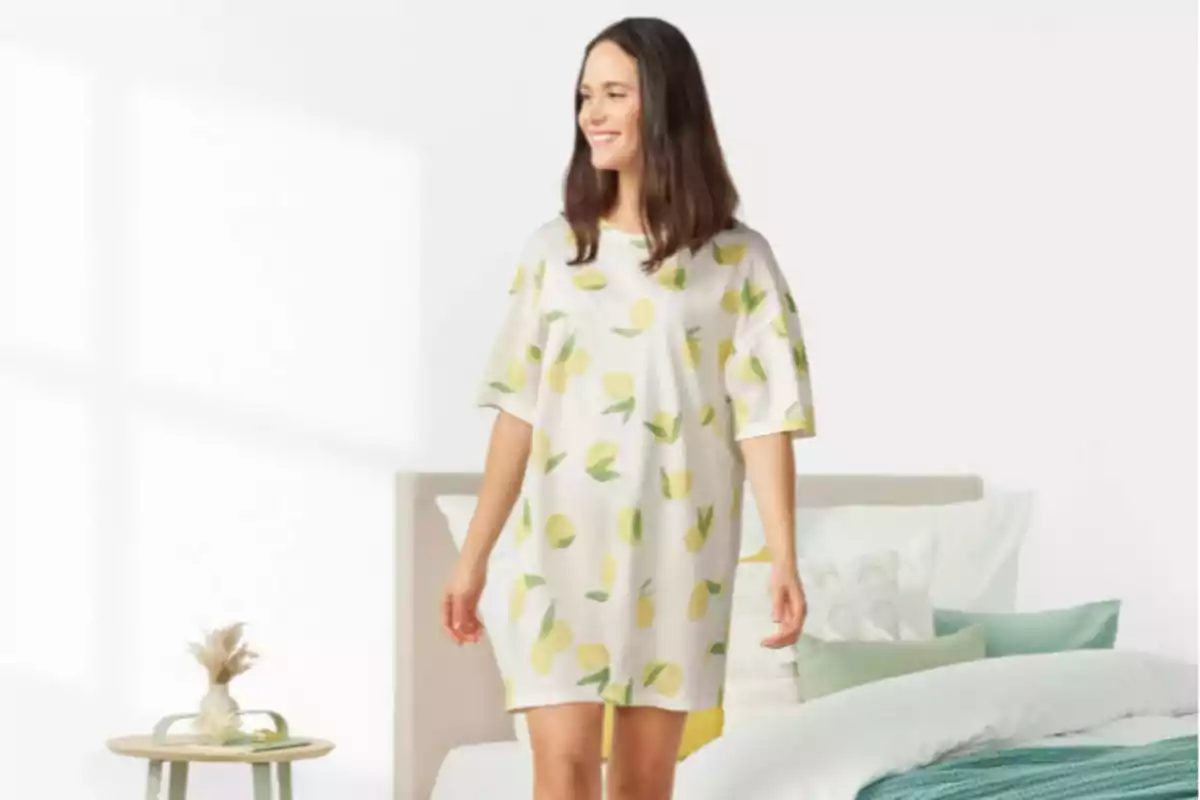 Dona somrient amb un camisó d'estampat de llimones en una habitació lluminosa. Dona somrient amb un camisó d'estampat de llimones en una habitació lluminosa.