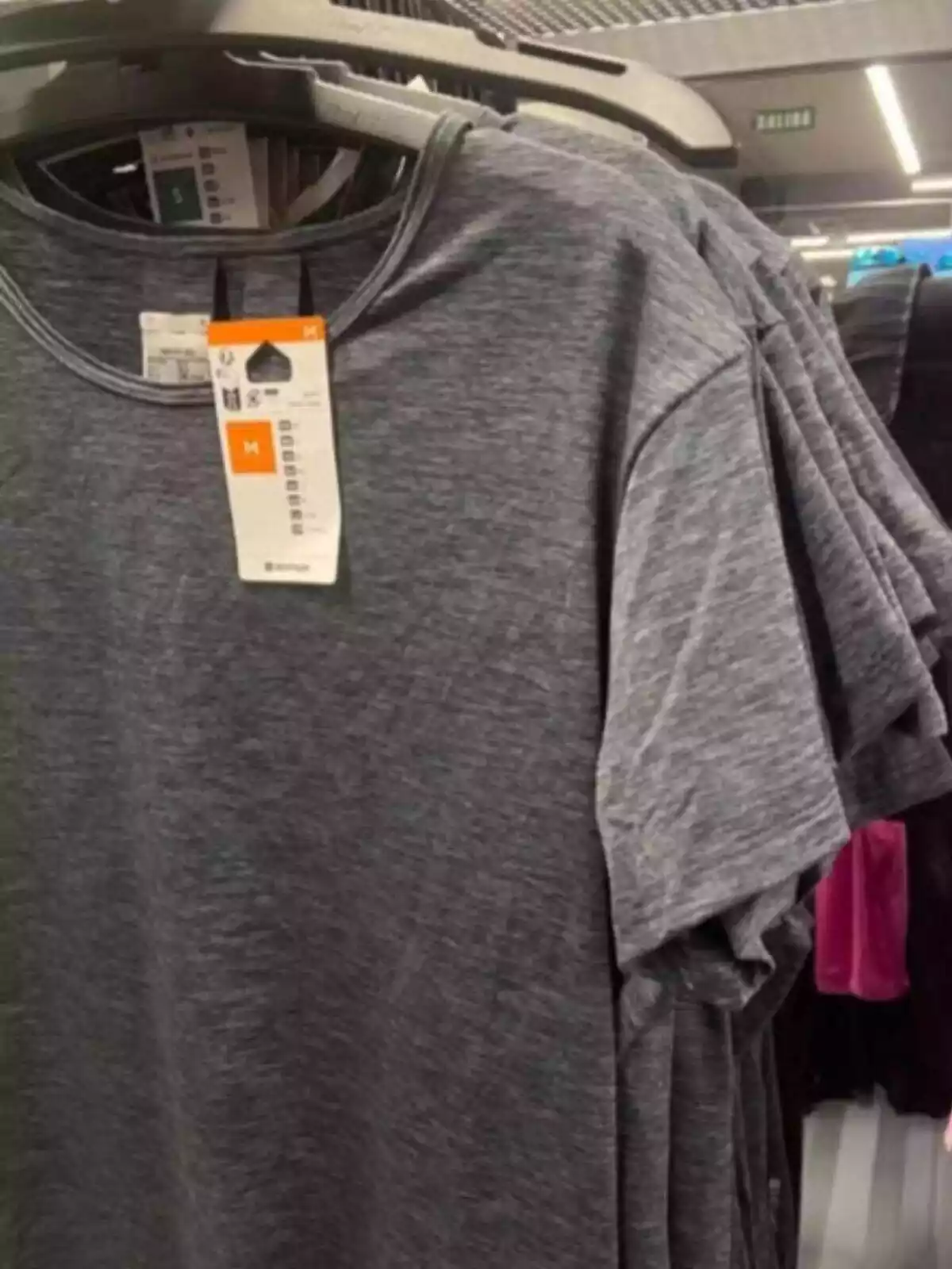 Camiseta gris de deporte de Decathlon colgada