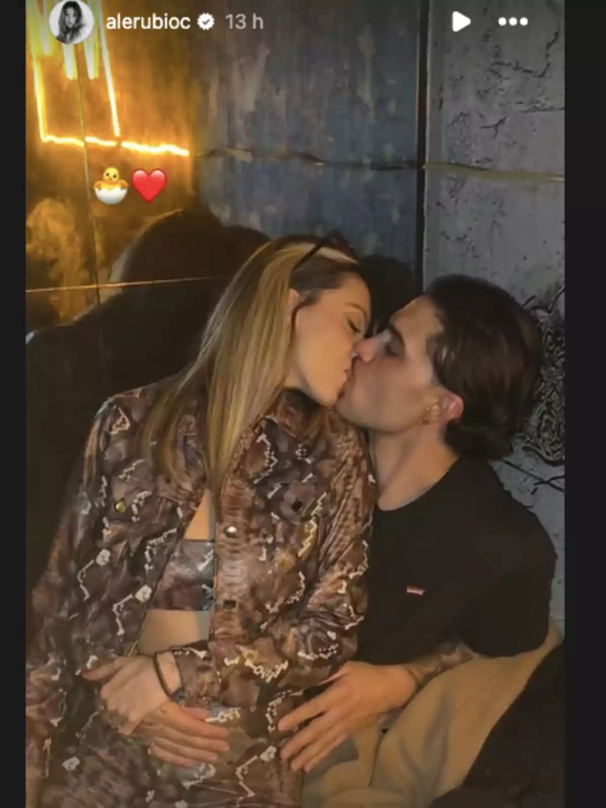 Alejandra Rubio i Carlo Costanzia compartint un petó en un ambient íntim i acollidor. Alejandra Rubio i Carlo Costanzia compartint un petó en un ambient íntim i acollidor.