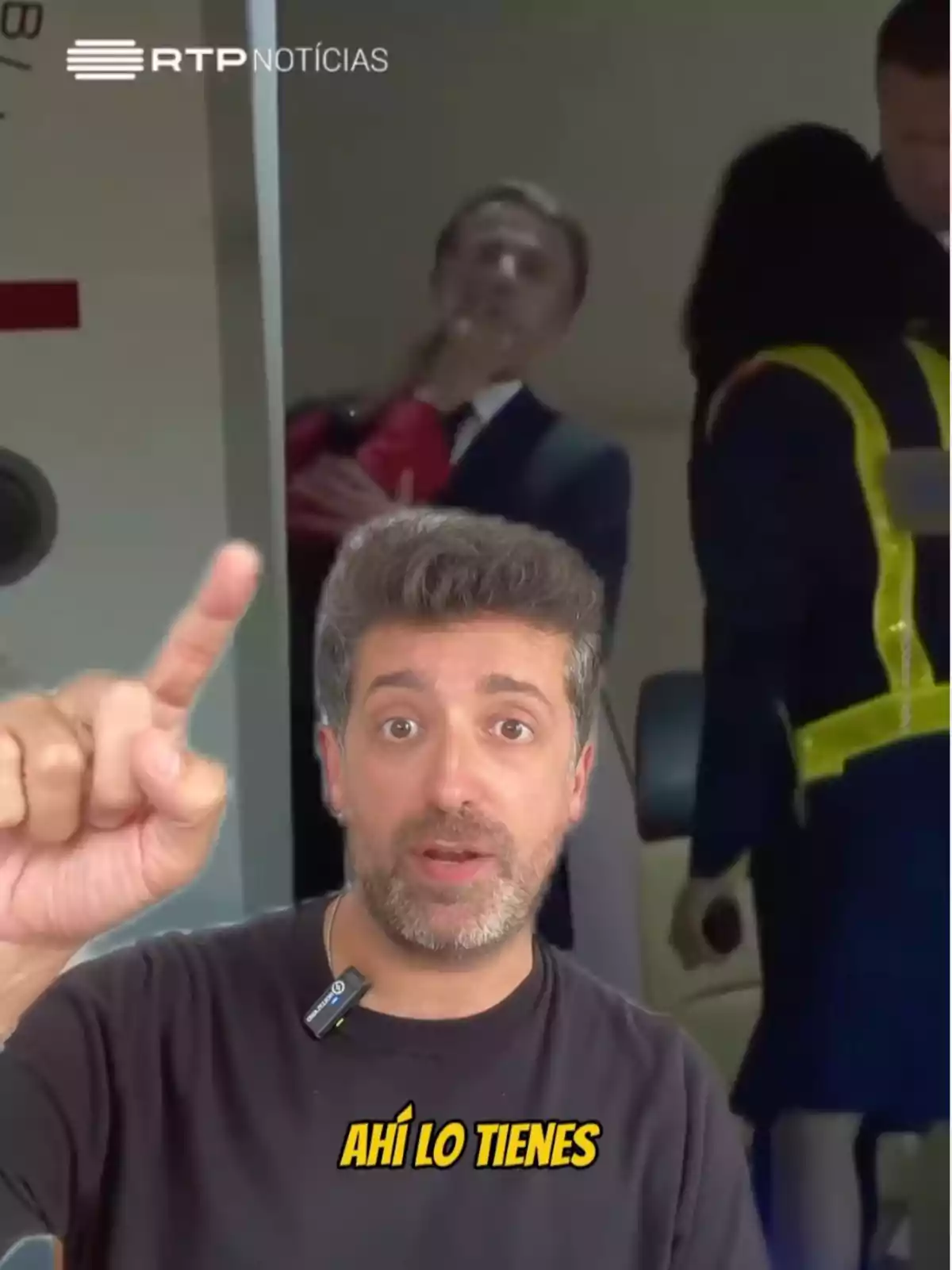 Jordi Reche assenyalant cap amunt amb expressió seriosa i text groc que diu Jordi Reche assenyalant cap amunt amb expressió seriosa i text groc que diu