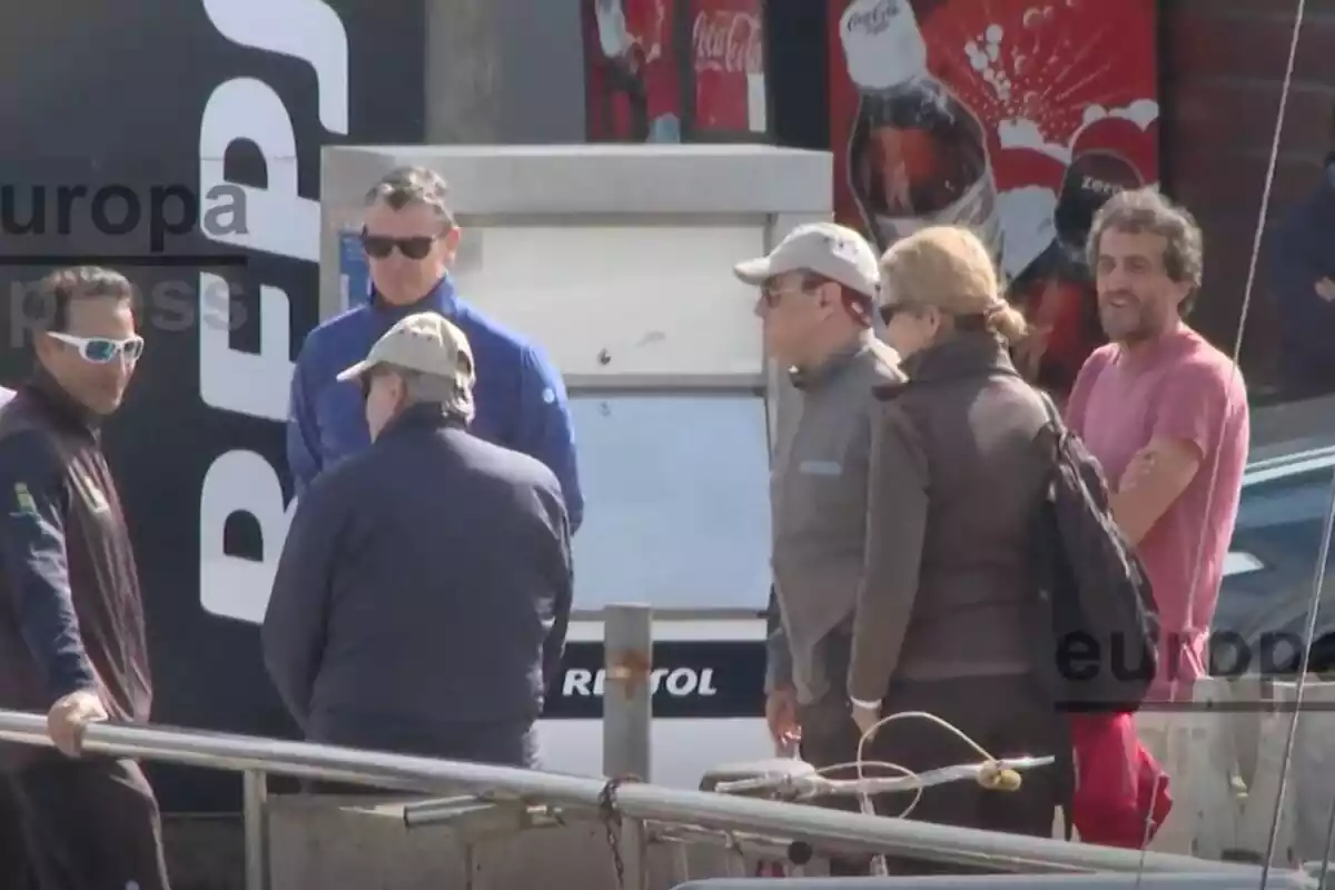 Captura de Joan Carles I amb la infanta Elena a Sanxenxo