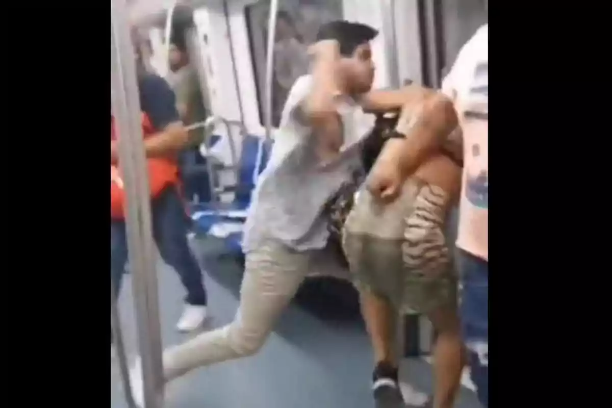 Captura de l'agressió d'una dona trans al metro de Barcelona.