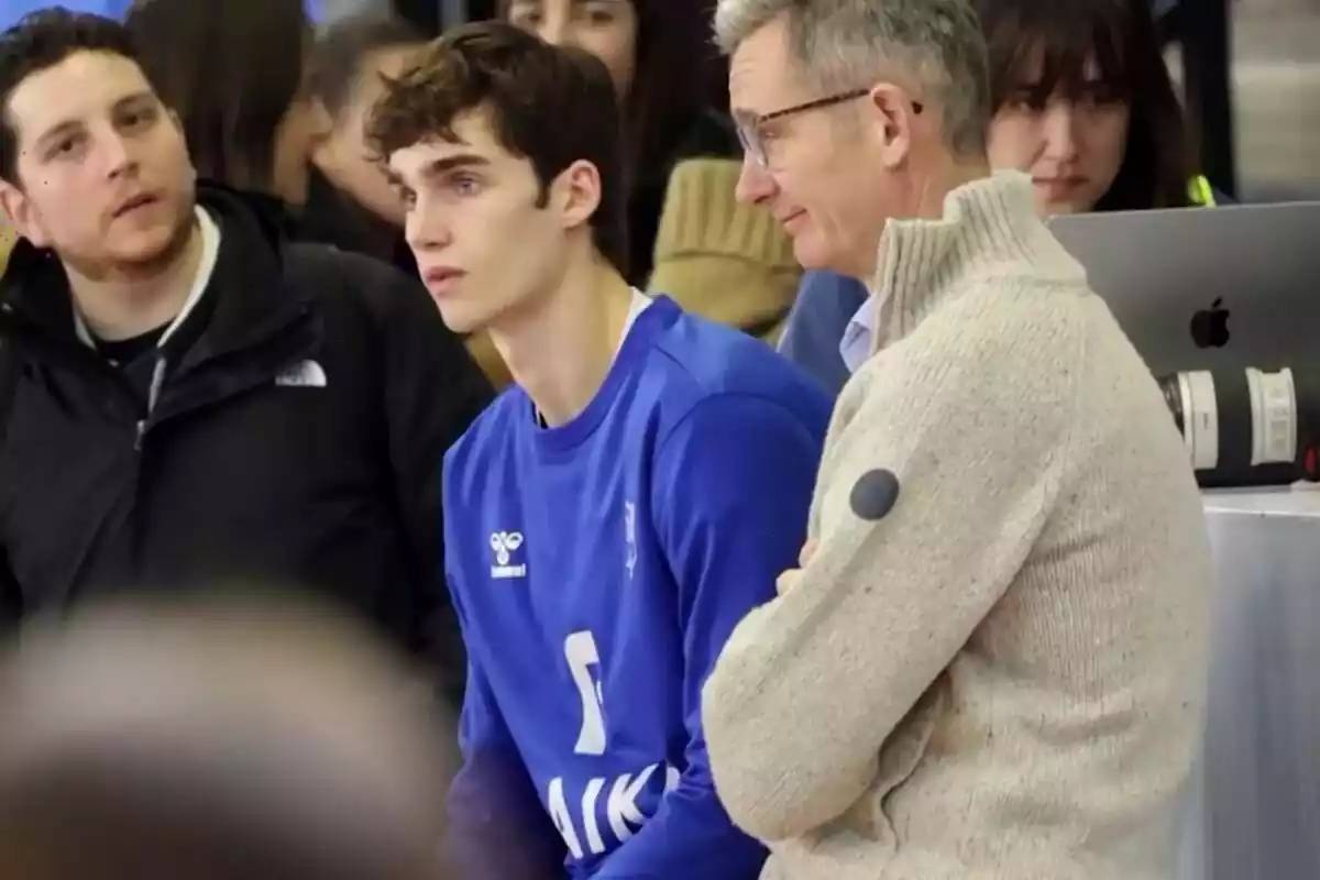 Captura de Pablo i Iñaki Urdangarin xerrant durant un partit Captura de Pablo i Iñaki Urdangarin xerrant durant un partit