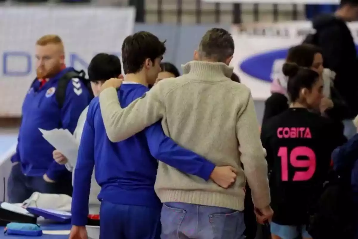 Capture of Pablo Urdangarin hugging his father, Iñaki Urdangarin, in Santander Capture of Pablo Urdangarin hugging his father, Iñaki Urdangarin, in Santander
