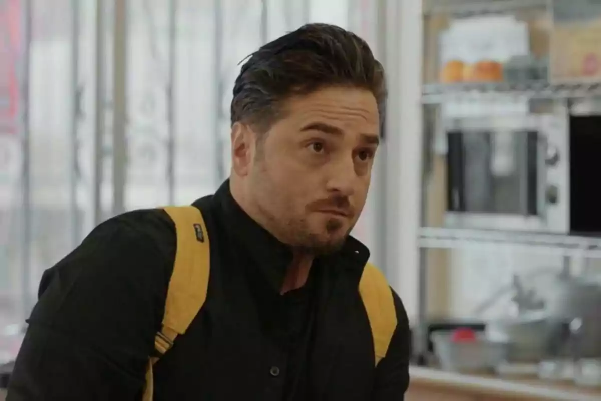 Captura de pantalla de 'El Camino a Casa' con una imagen de David Bustamante con el rostro serio Captura de pantalla de 'El Camino a Casa' con una imagen de David Bustamante con el rostro serio