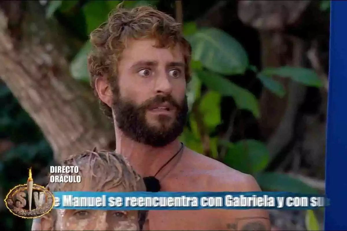 Pelayo Díaz amb barba i expressió sorpresa està a l'aire lliure, amb vegetació de fons i un text a la part inferior de la imatge. Pelayo Díaz amb barba i expressió sorpresa està a l'aire lliure, amb vegetació de fons i un text a la part inferior de la imatge.