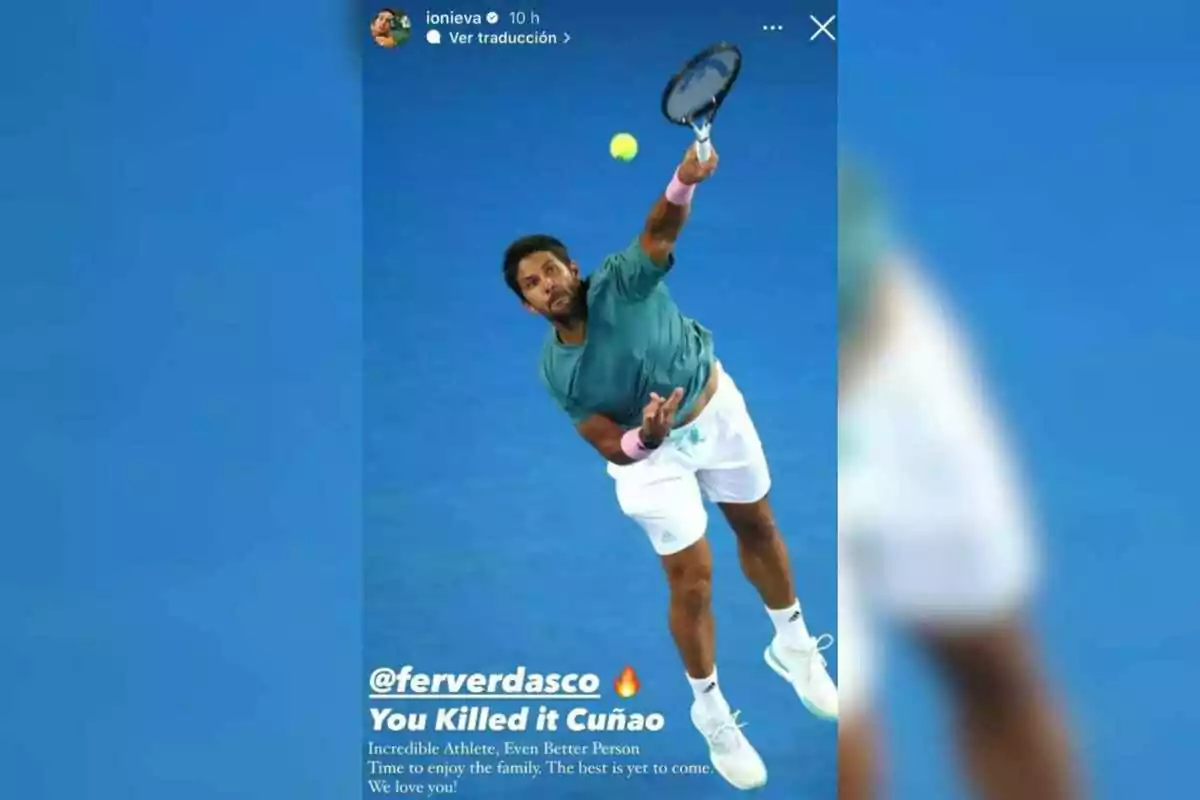 Fernando Verdasco en acció durant un partit, vestint una samarreta verda i pantalons curts blancs, mentre fa un servei en una pista de tennis amb fons blau.