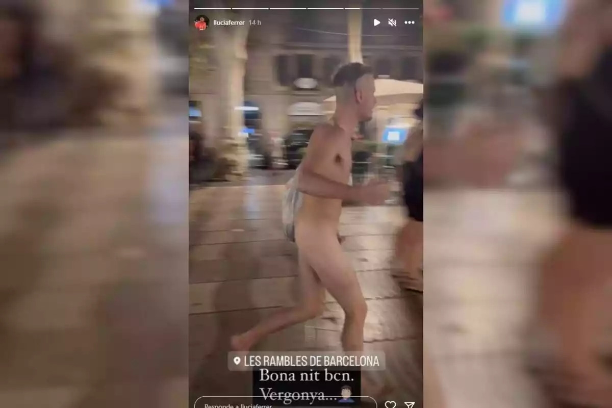 Captura d'un vídeo dels stories d'Instagram de Llucià Ferrer on surt un home corrent nu al centre de Barcelona