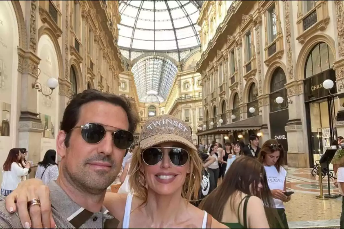Captura de l'Instagram d'Emma García d'una selfie amb Aitor Senar on tots dos usen ulleres de sol i veuen la càmera Captura de l'Instagram d'Emma García d'una selfie amb Aitor Senar on tots dos usen ulleres de sol i veuen la càmera