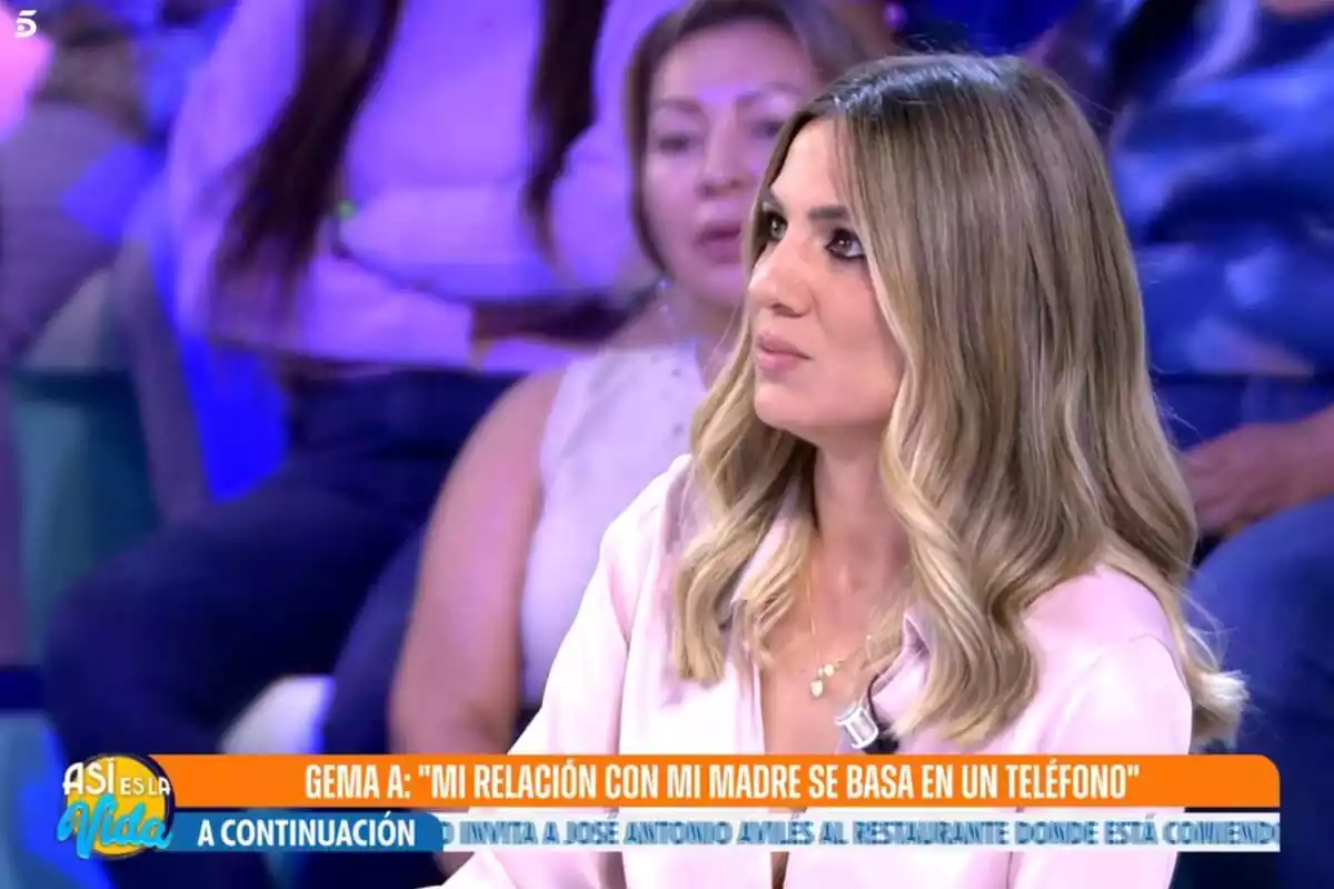 Captura de Gema Aldón de perfil parlant al programa 'Así es la vida' de Telecinco