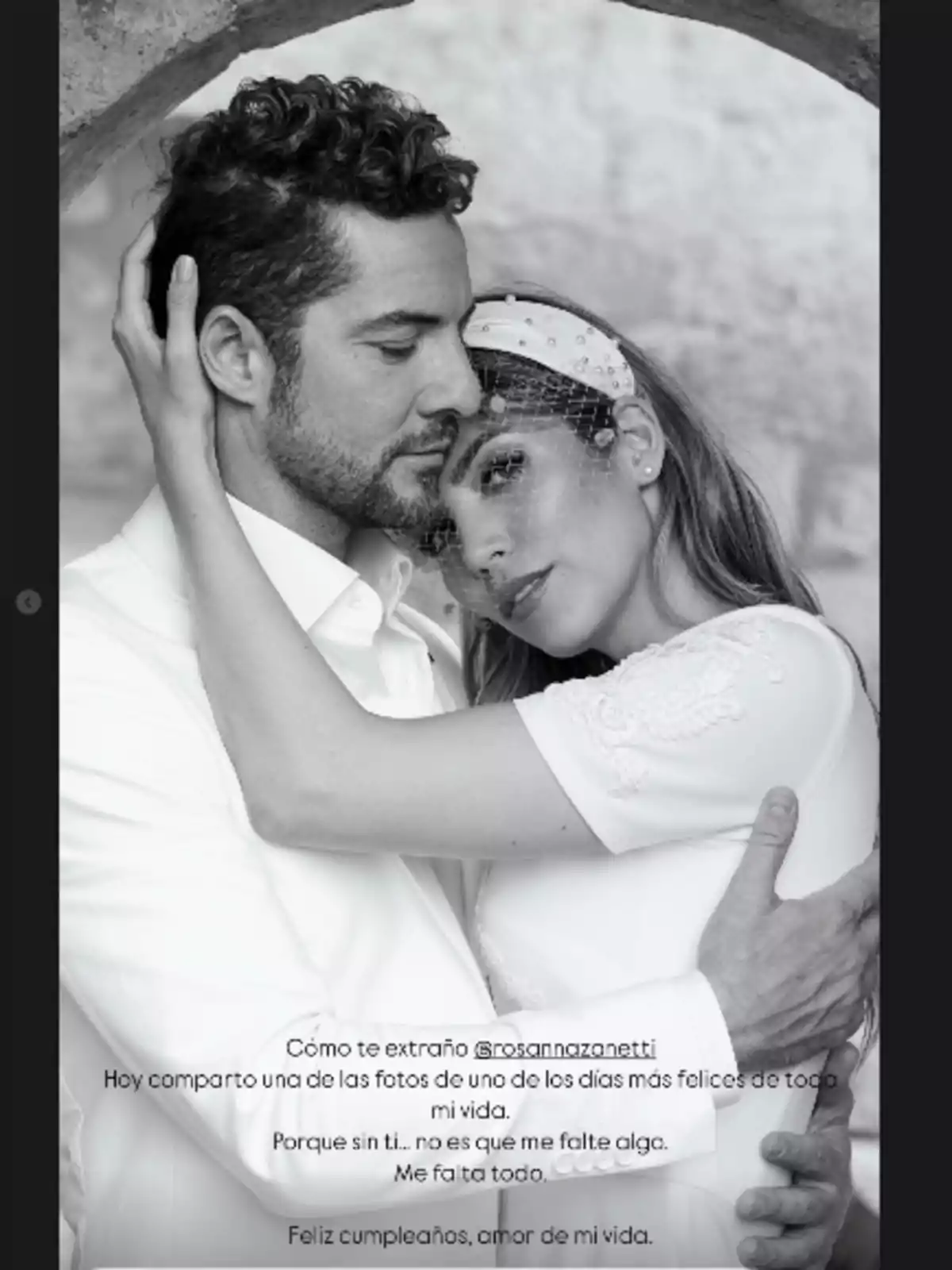 David Bisbal y Rosanna Zanetti abraçant-se de manera afectuosa en una foto en blanc i negre amb un missatge emotiu sobre l’amor i l’aniversari David Bisbal y Rosanna Zanetti abraçant-se de manera afectuosa en una foto en blanc i negre amb un missatge emotiu sobre l’amor i l’aniversari