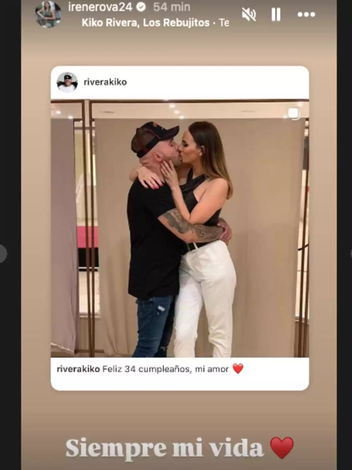 Irene Rosales i Kiko Rivera s'abracen i es besen mentre somriuen, tots dos vestits de manera casual i mostrant afecte en un ambient interior Irene Rosales i Kiko Rivera s'abracen i es besen mentre somriuen, tots dos vestits de manera casual i mostrant afecte en un ambient interior