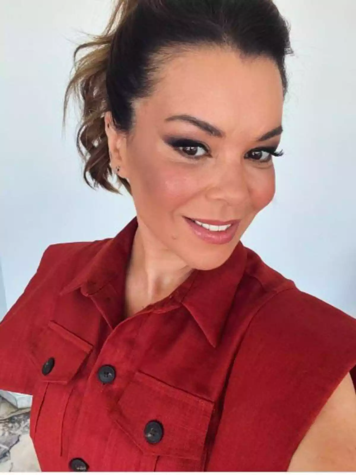 Captura de l'Instagram de Maria José Campanar lluint un nou look, amb un ampli somriure i un vestit vermell Captura de l'Instagram de Maria José Campanar lluint un nou look, amb un ampli somriure i un vestit vermell