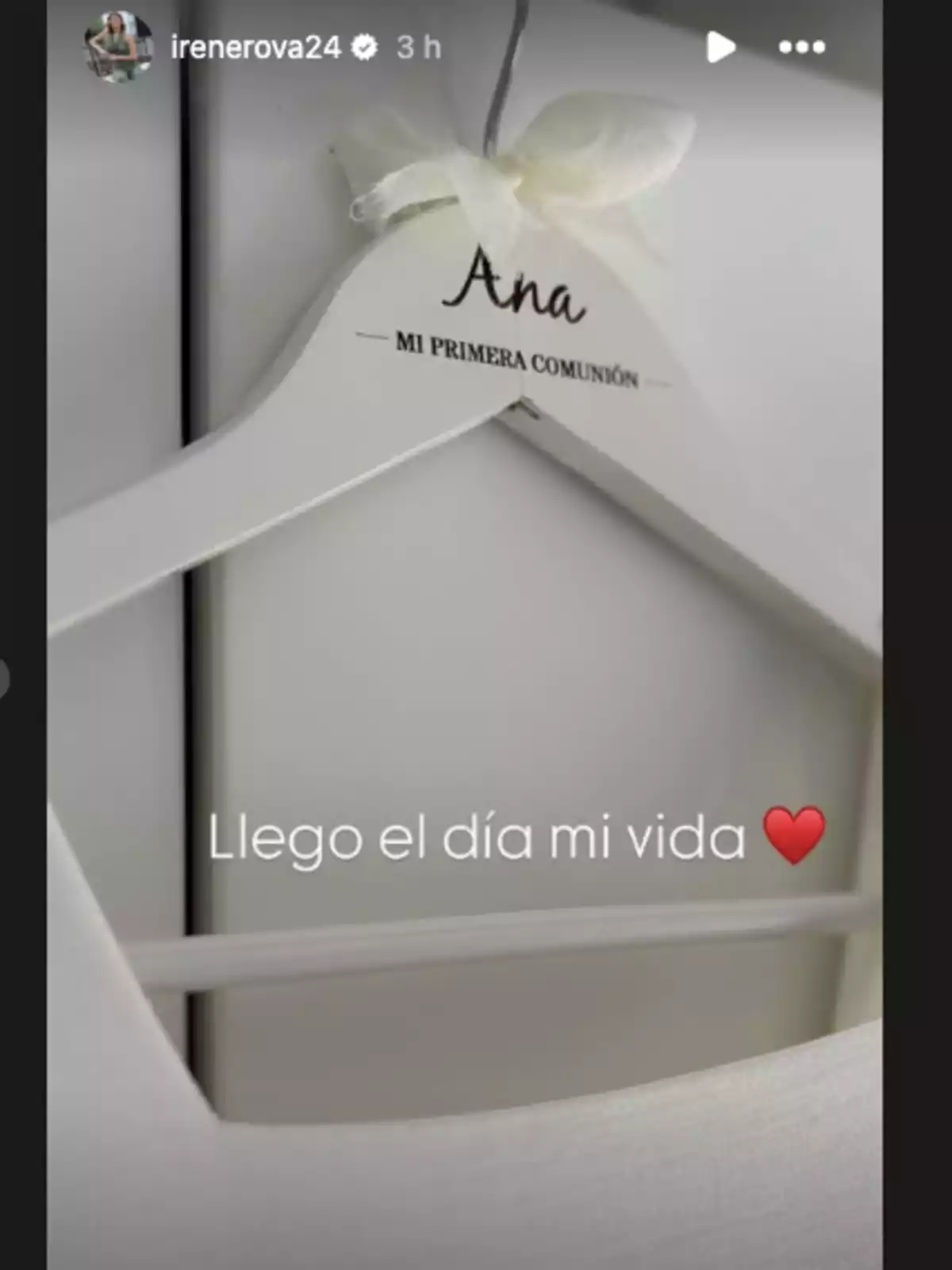 Penjador blanc personalitzat amb el nom Ana i la frase la meva primera comunió decorat amb un llaç blanc i un missatge que diu ha arribat el dia de la meva vida acompanyat d’un cor vermell Penjador blanc personalitzat amb el nom Ana i la frase la meva primera comunió decorat amb un llaç blanc i un missatge que diu ha arribat el dia de la meva vida acompanyat d’un cor vermell