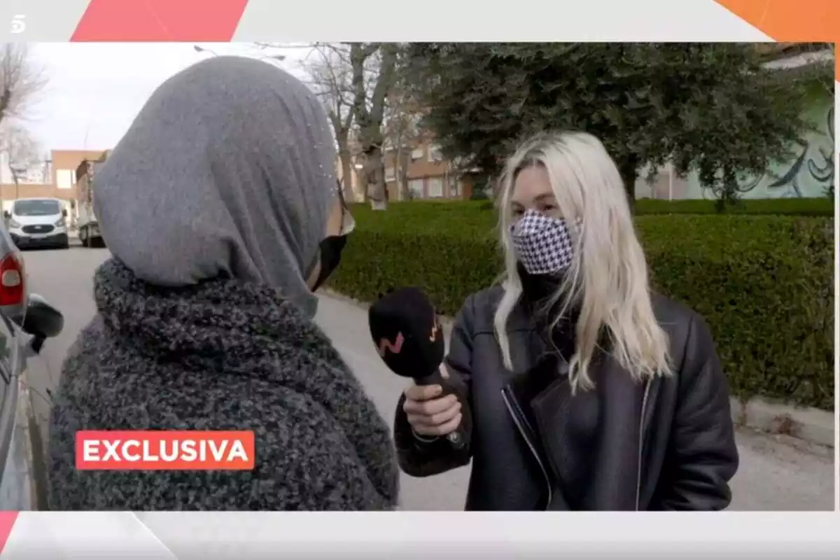 Captura de la mare d'Asraf Beno parlant amb una reportera del programa 'Viva la vida' de Telecinco