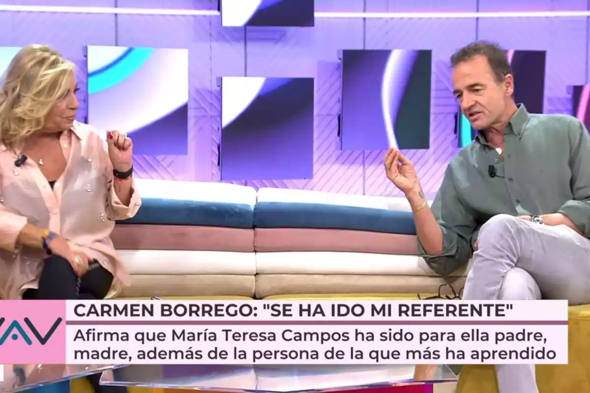 Captura de pantalla de 'Vamos a ver' mostrant Carmen Borrego i Alessandro Lequio, asseguts en un sofà, parlant sobre el funeral de María Teresa Campos