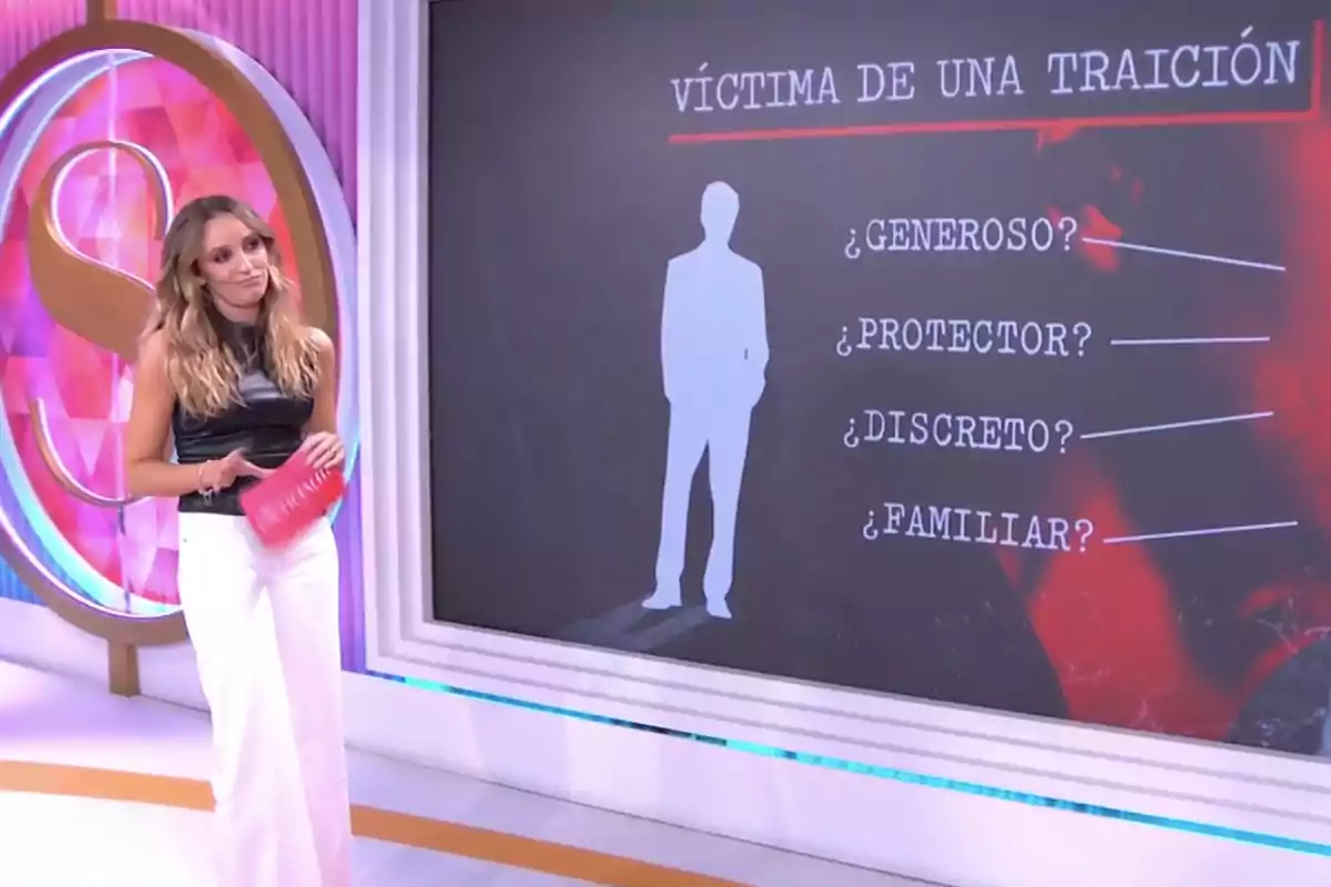 Aran Santos està dempeus al costat d'una pantalla que mostra la silueta d'una persona i les paraules Aran Santos està dempeus al costat d'una pantalla que mostra la silueta d'una persona i les paraules