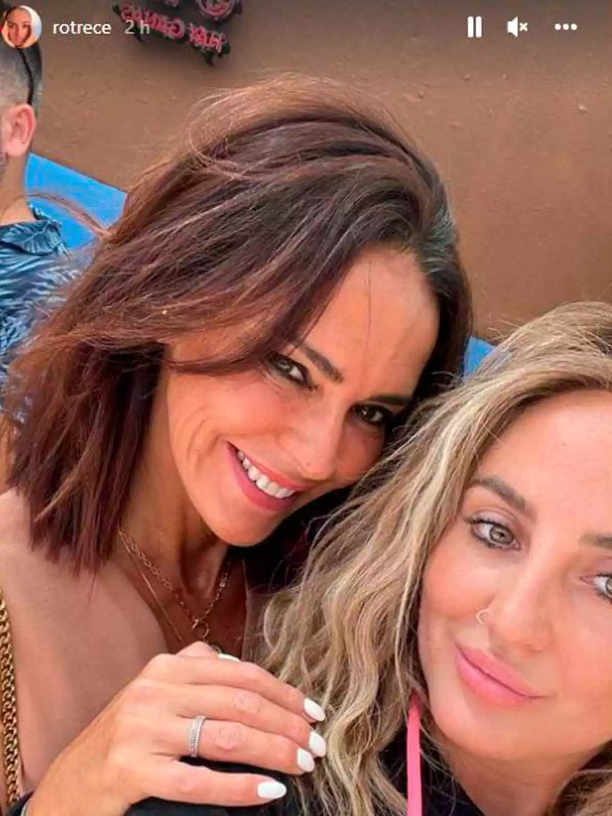 Storie de Rocío Flores al costat d'Olga Moreno, les dues somrients i mirant a càmera Storie de Rocío Flores al costat d'Olga Moreno, les dues somrients i mirant a càmera