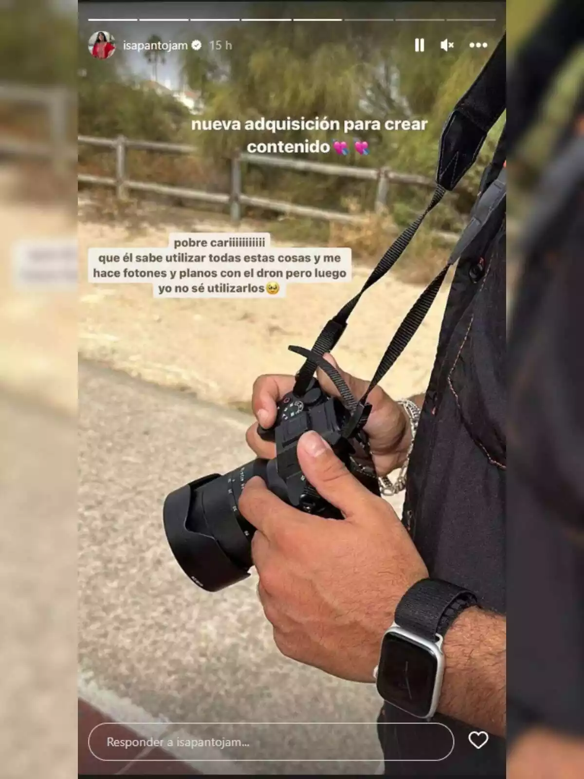 Captura de la story d'Isa Pantoja on mostra una foto de les mans del seu xicot, Asraf Beno, subjectant la nova càmera fotogràfica que s'ha comprat