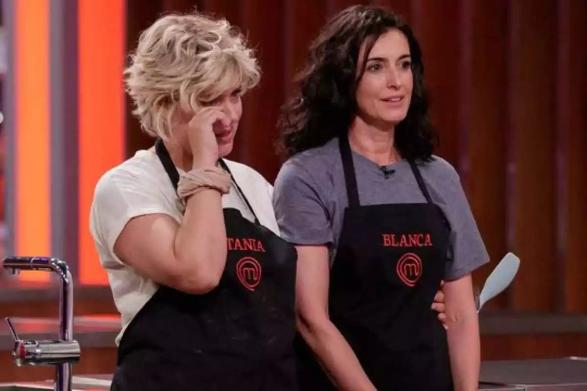 Captura de Tania Llasera plorant amb Blanca Romero al programa 'MasterChef Celebrity' de RTVE