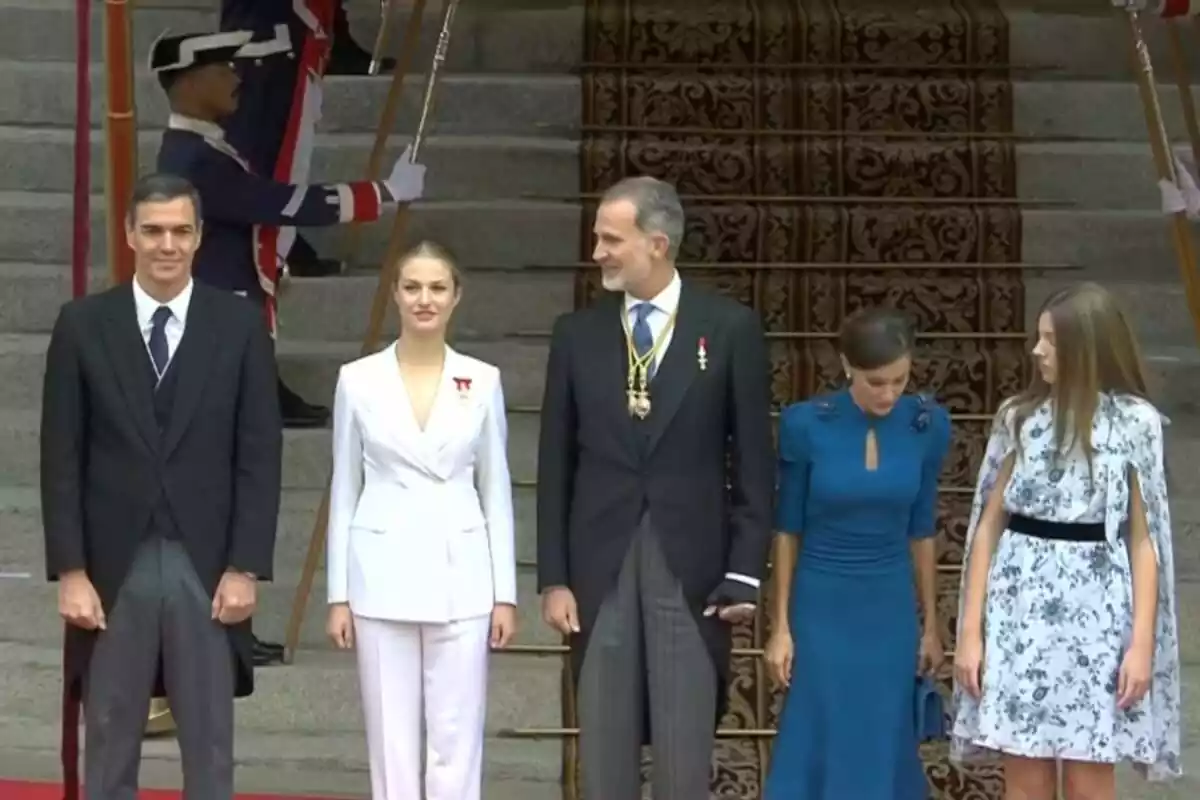 Captura de 'Vamos a veure' amb el Rei Felip VI, Letizia, la princesa Leonor, Sofia i Pedro Sánchez al Congrés dels Diputats Captura de 'Vamos a veure' amb el Rei Felip VI, Letizia, la princesa Leonor, Sofia i Pedro Sánchez al Congrés dels Diputats