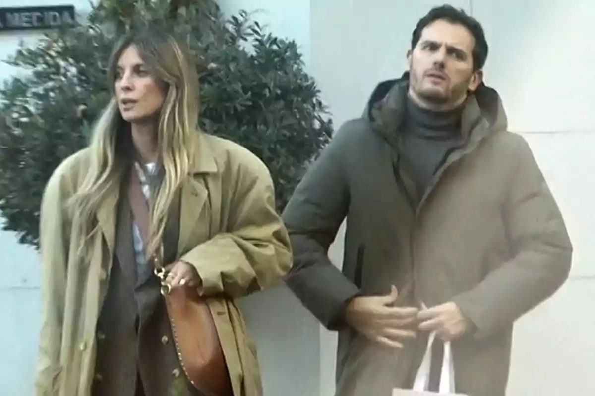 Carla Cotterli i Albert Rivera caminant a l'aire lliure amb abrics i bosses. Carla Cotterli i Albert Rivera caminant a l'aire lliure amb abrics i bosses.