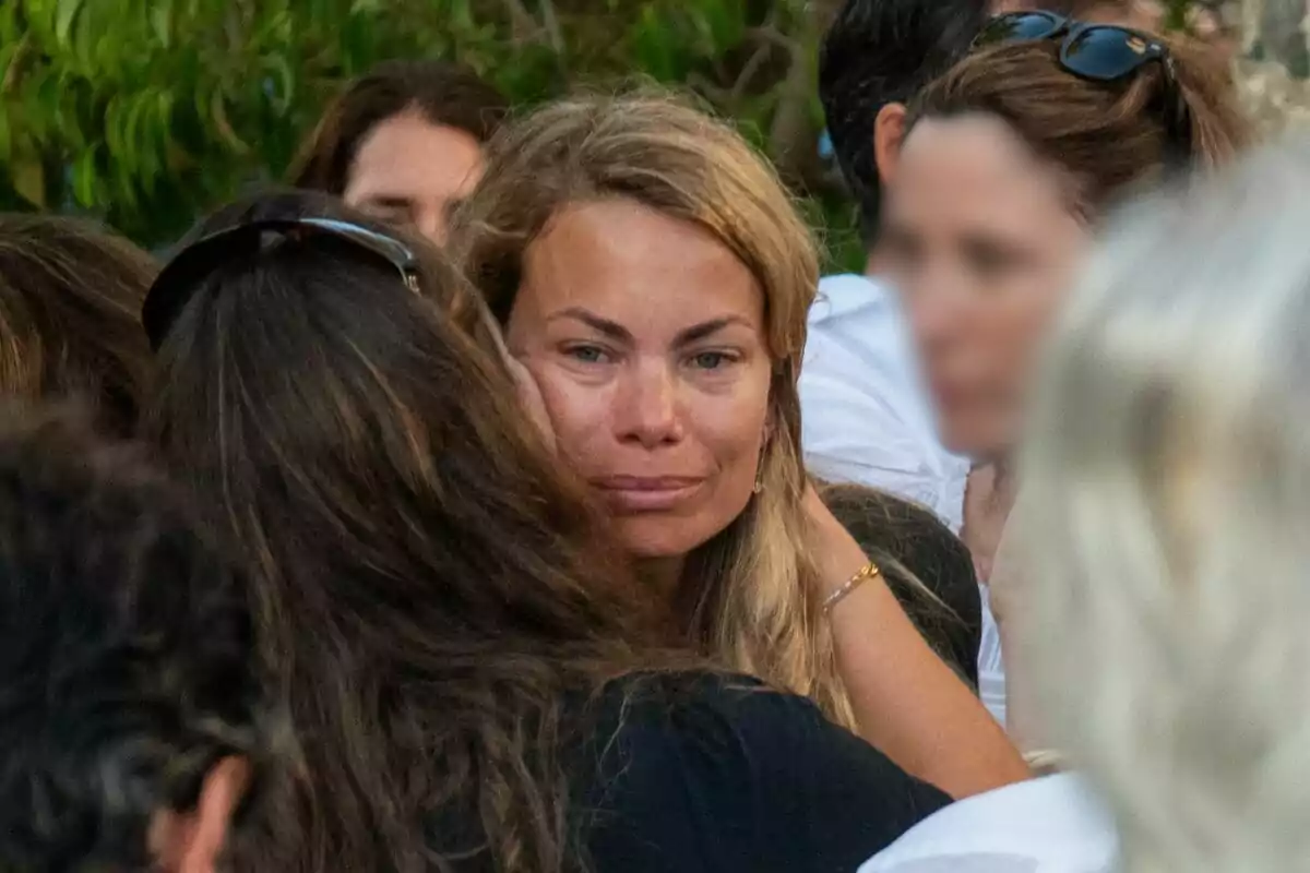Carla Goyanes amb expressió trista és consolada per altres persones en un entorn exterior. Carla Goyanes amb expressió trista és consolada per altres persones en un entorn exterior.
