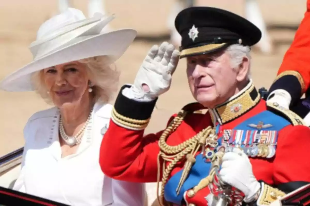 Parella vestida de manera elegant en un carruatge durant un esdeveniment oficial; ell porta uniforme militar i ella un barret blanc. Parella vestida de manera elegant en un carruatge durant un esdeveniment oficial; ell porta uniforme militar i ella un barret blanc.