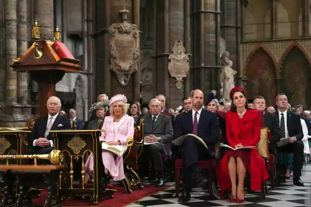 Un grup de persones elegantment vestides està assegut en un esdeveniment formal dins d'un edifici històric amb arquitectura detallada. Un grup de persones elegantment vestides està assegut en un esdeveniment formal dins d'un edifici històric amb arquitectura detallada.