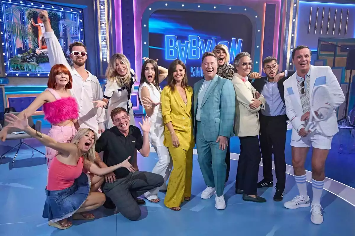 A group of people like Carlos Latter, Marta Torni, Josie, Leonor Rentat or Carla Bolbon are posing happily in the Babel show set.