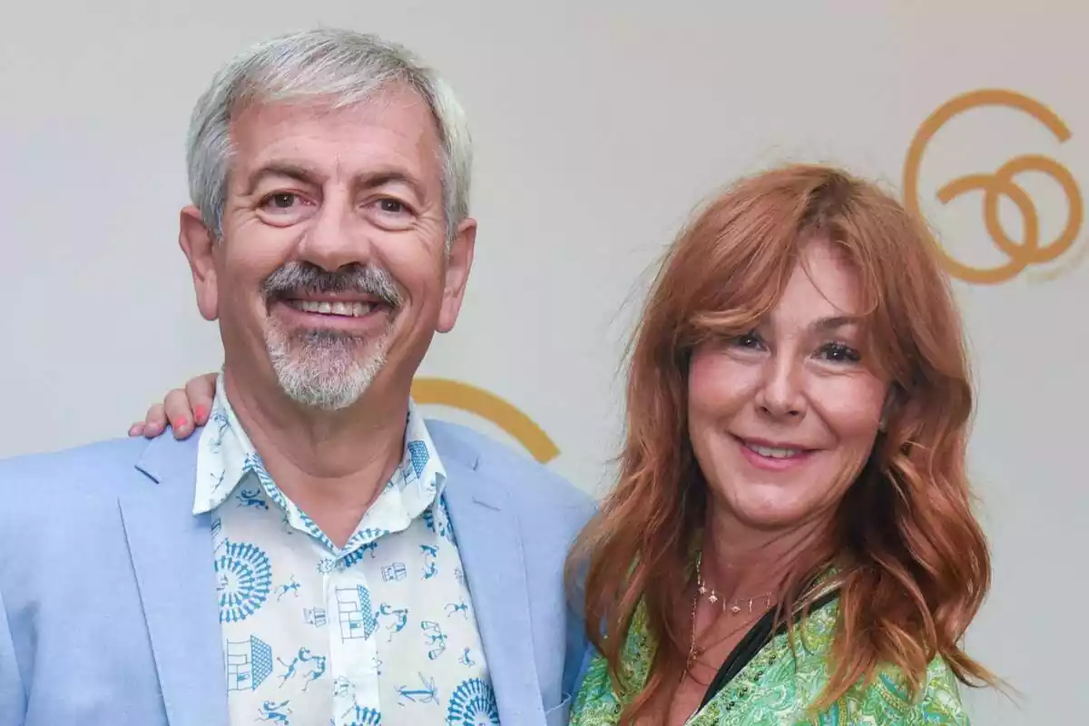 Carlos Sobera amb la seva dona Patricia Santamarina posant en un photocall