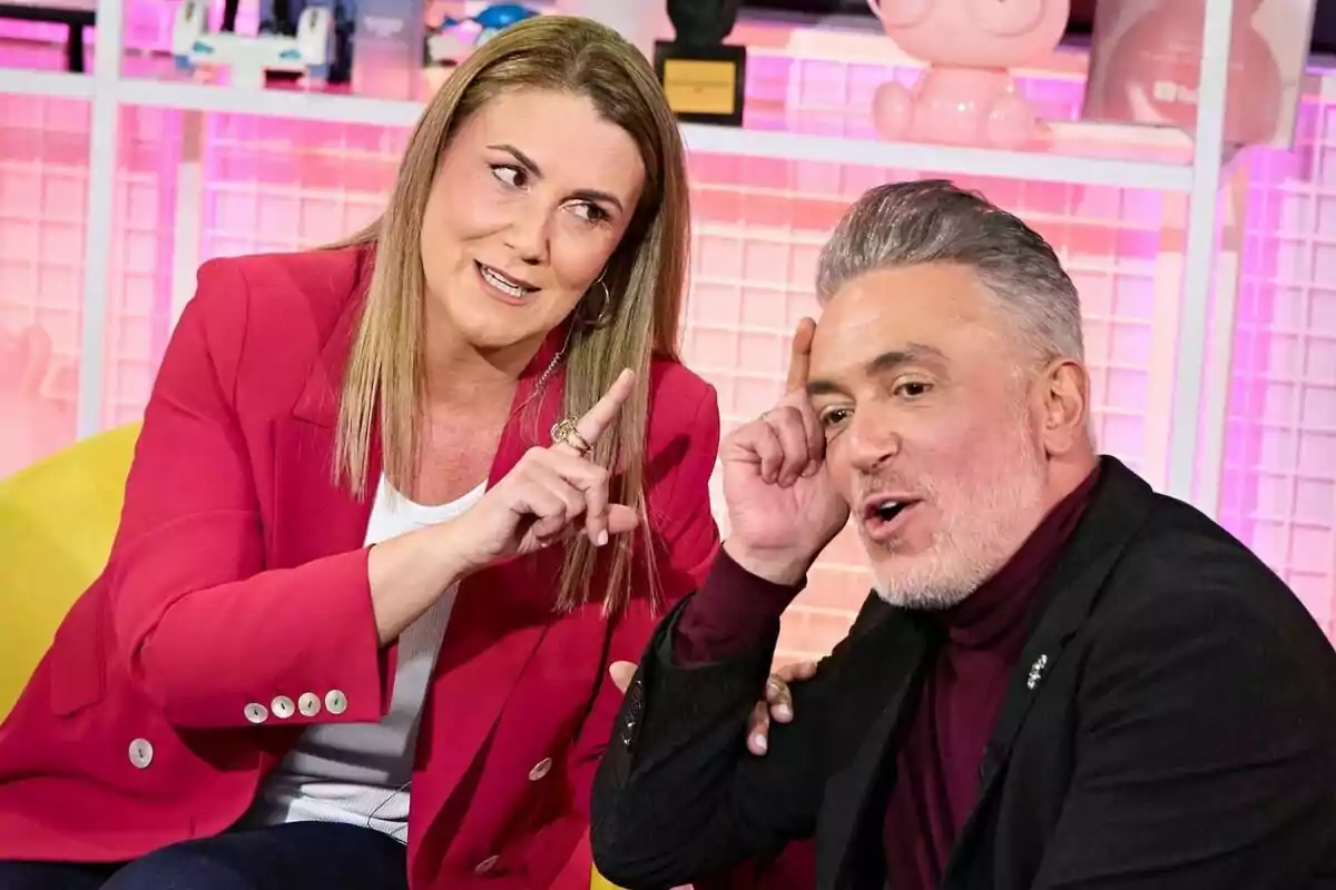 Carlota Corredera i Kiko Hernández assegudes en un ambient acolorit gesticulant amb les mans i somrient a Tentáculos. Carlota Corredera i Kiko Hernández assegudes en un ambient acolorit gesticulant amb les mans i somrient a Tentáculos.