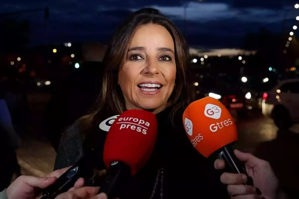 Carmen Alcayde davant dels micròfons de la premsa al tanatori Carmen Alcayde davant dels micròfons de la premsa al tanatori