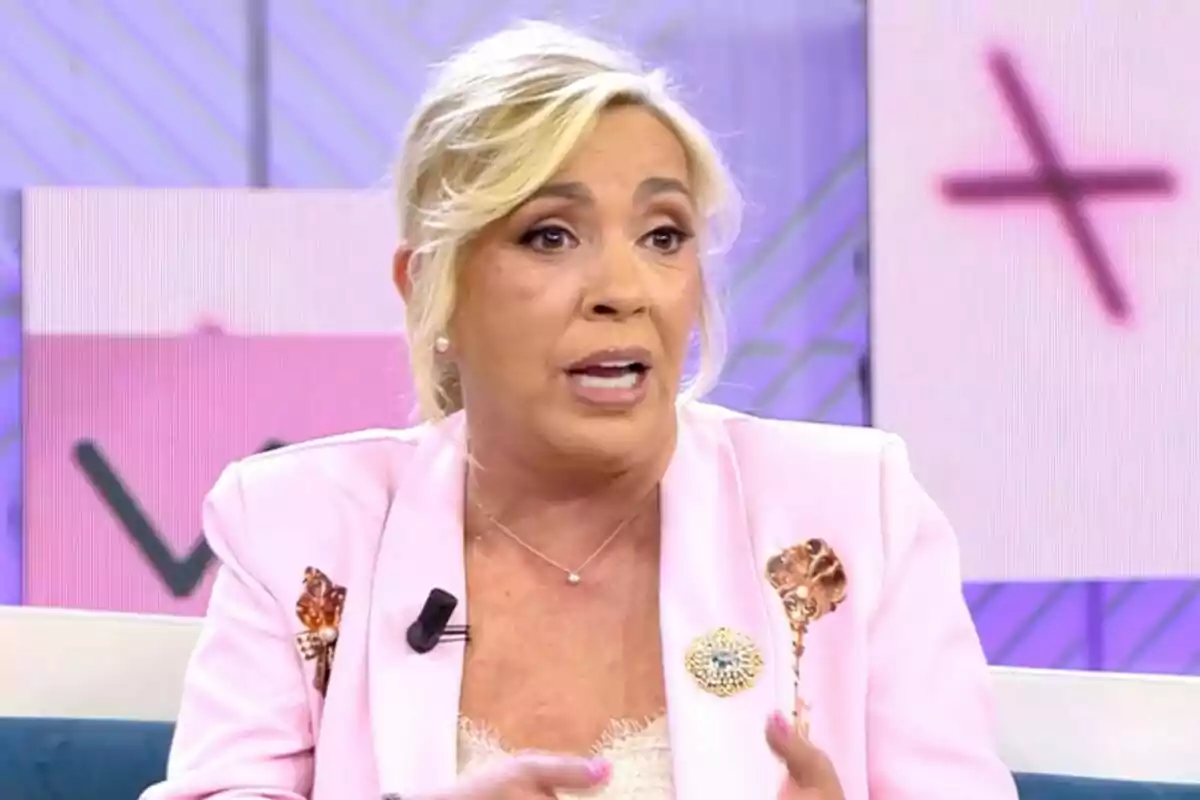 Carmen Borrego con cabello rubio y chaqueta rosa hablando en 'Vamos a ver'. Carmen Borrego con cabello rubio y chaqueta rosa hablando en 'Vamos a ver'.