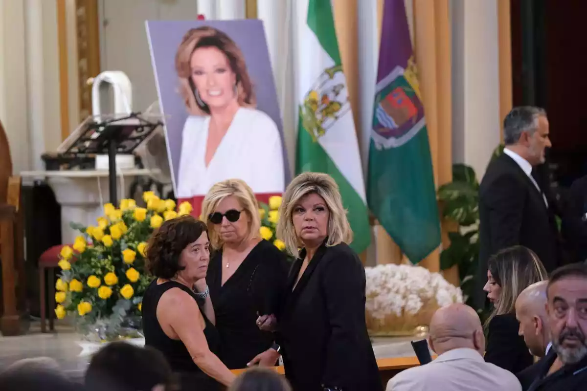 Carmen Borrego i Terelu Campos, totes dues amb cares tristos, a la missa funeral de María Teresa Campos