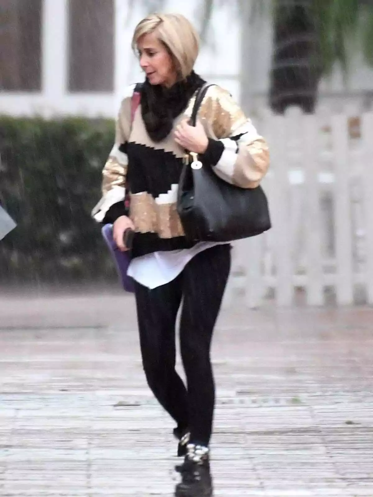 Foto de Carmen Janeiro caminant sota la pluja