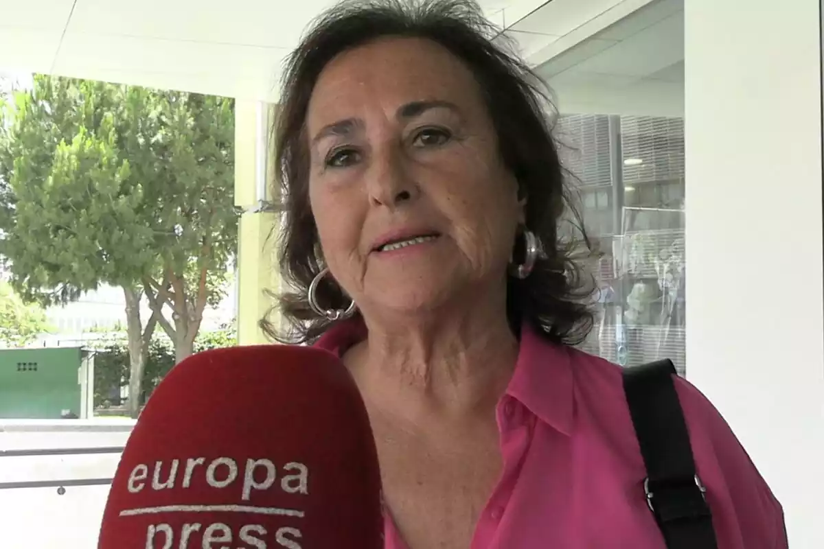 Carmen Tello parlant amb una camisa rosa davant un micròfon vermell Carmen Tello parlant amb una camisa rosa davant un micròfon vermell