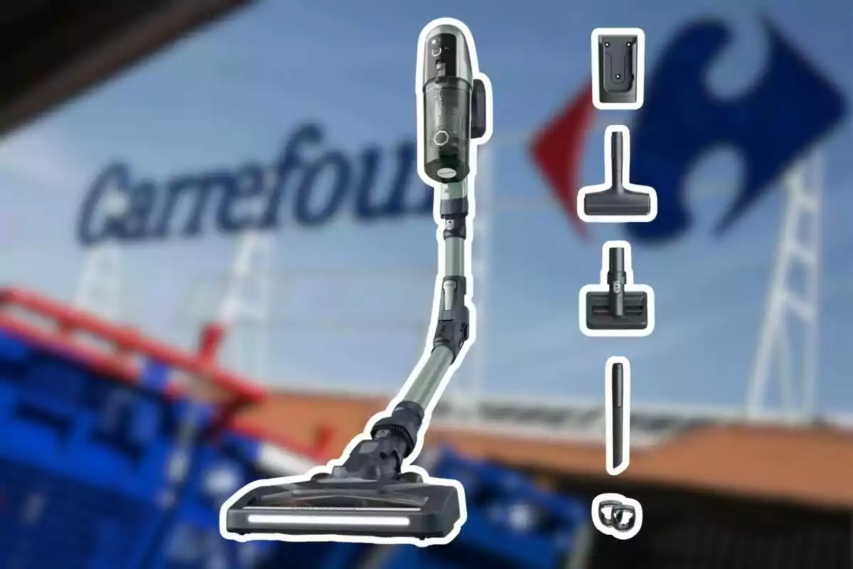 Aspiradora amb diversos accessoris sobre un fons desenfocat d’un supermercat Carrefour Aspiradora amb diversos accessoris sobre un fons desenfocat d’un supermercat Carrefour