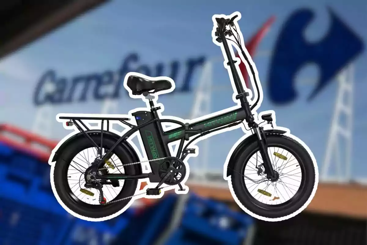 Una bicicleta elèctrica negra amb detalls verds es mostra en primer pla amb un fons desenfocat d'un rètol de Carrefour. Una bicicleta elèctrica negra amb detalls verds es mostra en primer pla amb un fons desenfocat d'un rètol de Carrefour.