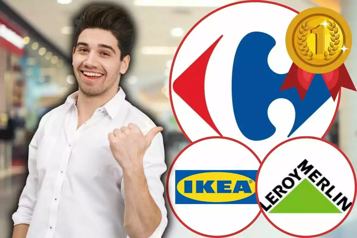 Un home somrient amb camisa blanca assenyala cap a un grup de logotips de botigues, incloent Carrefour, IKEA i Leroy Merlin, amb un símbol de medalla daurada a la part superior.