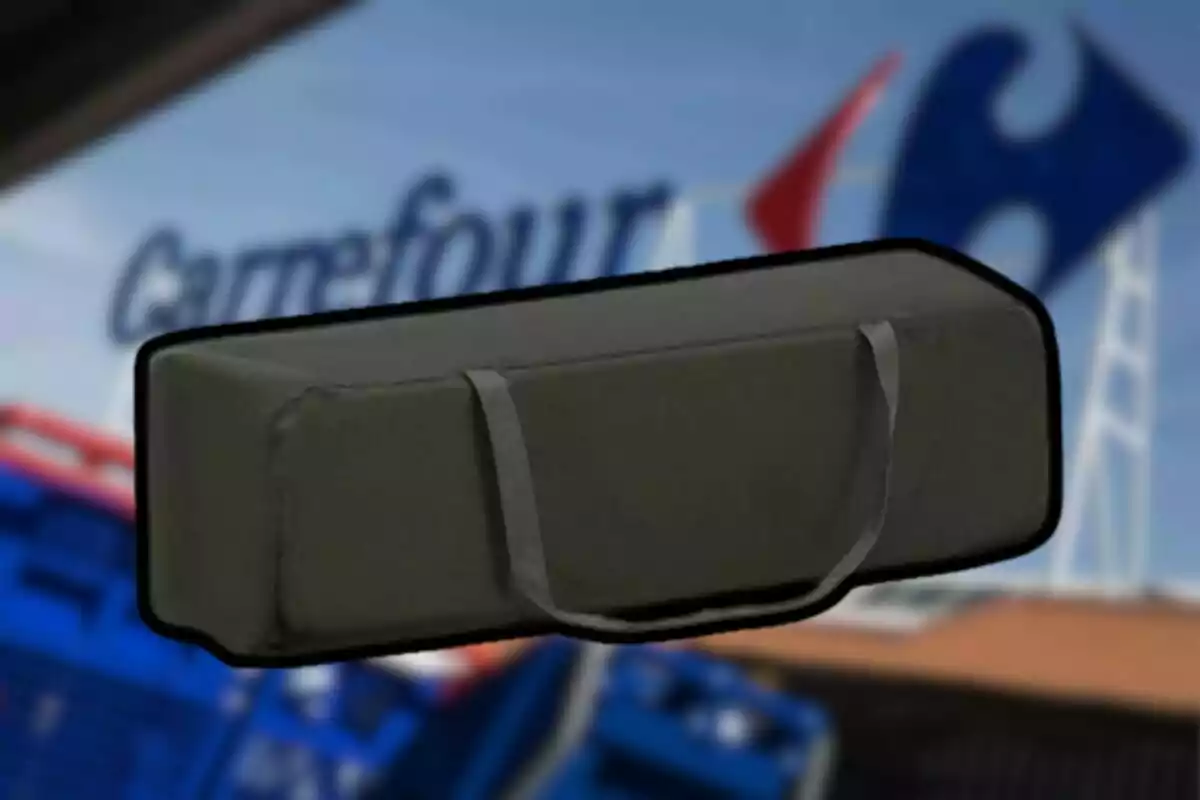 Bossa rectangular negra amb nanses davant d’un supermercat Carrefour desenfocat Bossa rectangular negra amb nanses davant d’un supermercat Carrefour desenfocat